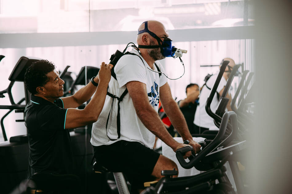 A client completing a PNOĒ metabolic assessment on exercise equipment